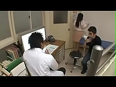 Joven Esposa Examinada por Doctor Pervertido al frente del marido Descargar Navegador: http://bit.ly/2Jqyt93